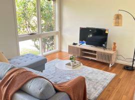 Cozy 2BR Unit Near Beach and Shops in Mentone，位于Mentone的酒店