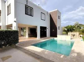 Private Pool Home w Jacuzzi Beach 15 min Drive