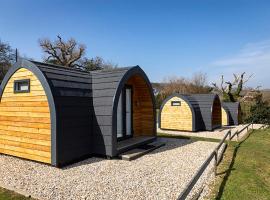 Camping Pods Wood Farm Holiday Park，位于查茅斯的酒店