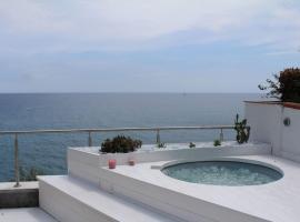 Conca Verde c15-Beach front little villa POOL SPA BEACH，位于玛丽安迪安多拉的酒店