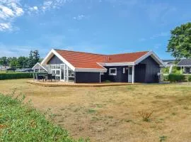 Three-Bedroom Holiday Home In Bjert