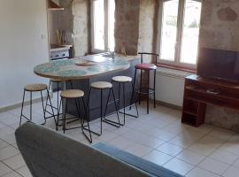 Gîte Violette d'Aubrac - Ancien presbytère 3/5 personnes，位于Grandvals的酒店