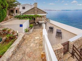 Nice Home In Starigrad With House Sea View，位于斯塔里格勒的酒店