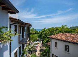 Trendy Condo with Modern Decor, Stunning Ocean Views, and Exclusive Beach Club Access，位于Playa Danta的酒店