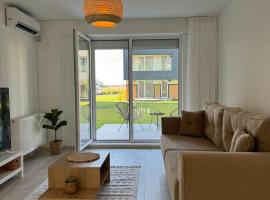 Libertatii Gardens Poolside AIRPORT&THERME，位于奥托佩尼的带泳池的酒店