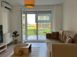 Libertatii Gardens Poolside AIRPORT&THERME