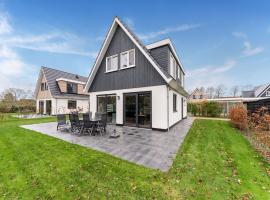 Pleasing Holiday Home in De Koog Texel with Terrace，位于Westermient的酒店