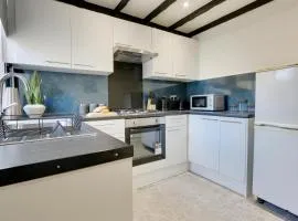 Home from Home, FREE Parking, Ideal for Workers - Hosted by Stay Host Save