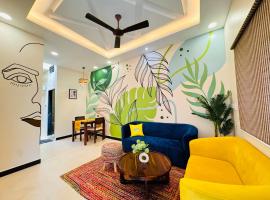 Home Escape 2BHK Retreat Pvt Home，位于乌贾因的酒店