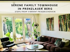 Townhouse with garden, terrace & balcony，位于柏林的酒店