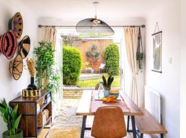1 Coleshill townhouse Sleeps 6 NEC 7 mins BHX，位于科尔斯希尔的酒店