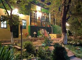 Căsuța fă rai din ce ai，位于布泽乌的酒店