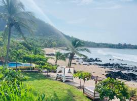 Casa Manzanillo - Bay Room - Ocean Front Room at Exceptional Beach Front Location，位于特隆戈内斯的酒店