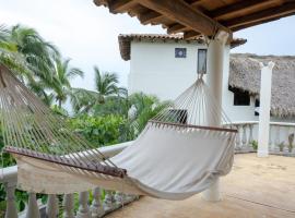 Casa Manzanillo - Bridge Room - Ocean View Room at Exceptional Beach Front Location，位于特隆戈内斯的酒店