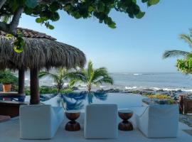 Casa Manzanillo - Beach Room - Ocean Front Room at Exceptional Beach Front Location，位于特隆戈内斯的住宿加早餐旅馆