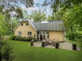 Gorgeous Home In Væggerløse With Kitchen