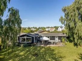 Three-Bedroom Holiday Home In Bogo By