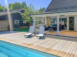 3 Bedroom Beautiful Home In Gislaved，位于伊斯拉韦德的带泳池的酒店