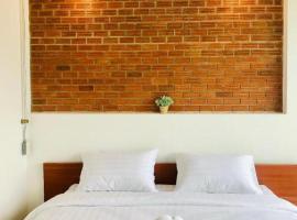 Joy Hotel，位于班武里府的酒店