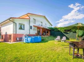 Casa Esteribar, espacioso alojamiento con jardín y barbacoa próxima a Pamplona，位于Larrasoaña的度假屋