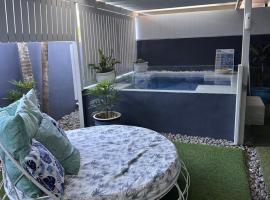 Beachside 3 with Private heated plunge pool，位于道格拉斯港的酒店