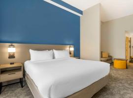 萨拉索塔斯尔斯达基尔康福特套房酒店，位于萨拉索塔的酒店