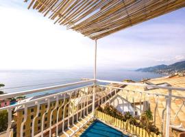 attico spettacolare vista mare，位于卡莫利的酒店