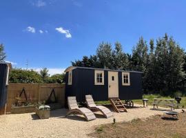 Shepherds Hut near Brackley - Walltree House，位于布拉克利的酒店