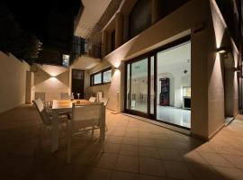 LUXURY HOUSE Olbia center with private garden，位于奥尔比亚的酒店