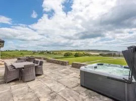 5 Bed Villa - Sleeps 10 - Hot Tub - Country Views