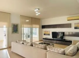 Stylish Villa 5 BR at White Villas