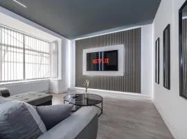 Sleek Retreat Modern Home with Games Room and Home Cinema Lounge-Sleeps 8