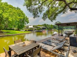 Granbury Home with Waterfront Deck 5 Mi to Downtown，位于格兰伯里的酒店