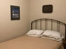 Private room with shared bathroom in Lakeview - 2C