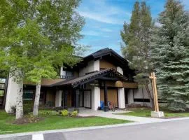 Spacious Wildflower Condo with Baldy Views