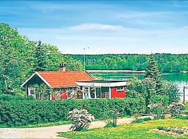 Cozy Home In Strängnäs With Kitchen，位于Aspö的酒店