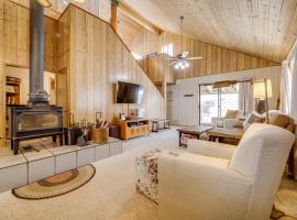 6 Mi to Sugar Bowl Resort Soda Springs Cabin!，位于Soda Springs的酒店