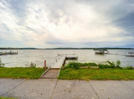 Waterfront Alanson Cottage with Dock and Lake Access!，位于Alanson的酒店