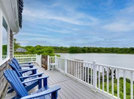 Cozy Narragansett Cottage with Dock and Outdoor Shower，位于纳拉甘西特的酒店