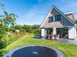 Alluring Holiday Home in De Koog Texel with Infrared Sauna，位于Westermient的酒店