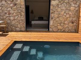 Casa Suvara - Chambres d'hôtes de charme I Piscines ou SPA privatifs，位于孔卡的酒店