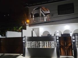 Modern home in maraval 15 mins to everything，位于西班牙港的酒店