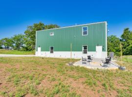Indoor Recreation Room at Skiatook Vacation Rental，位于Skiatook的酒店