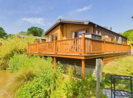 Poppy An Immaculate Lake side Lodge the Perfect Retreat, Sleeps 4，位于赖德的酒店