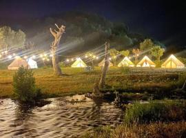 Riverside Bunec Camping，位于Piqeras的豪华帐篷营地