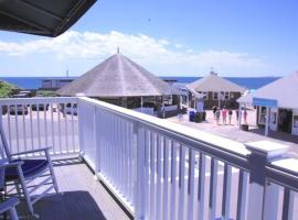 Ocean view Condo Downtown Watch Hill, RI with porch，位于韦斯特利的酒店