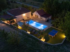 Family Little Paradise，位于Ružić的酒店