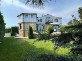 Ferienhaus auf zwei Etagen, mit Garten und überdachtem Grillplatz