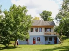 Haus mit großem Garten, Terrasse und Balkon