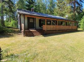 Kleines, strandnahes Ferienhaus in Schweden，位于门斯特罗斯的酒店